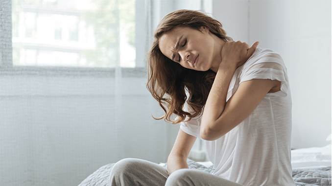 Fille souffrant de douleur à l'épaule